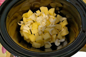 patate e cipolle nella slow cooker