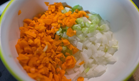 cipolla, sedano e carote a cubetti