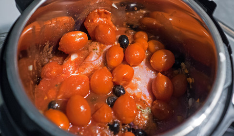 i pomodori e le olive nere per finire la preparazione e iniziare la cottura