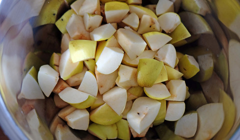 le mele cotogne tagliate a pezzi e disposte nella Slow Cooker