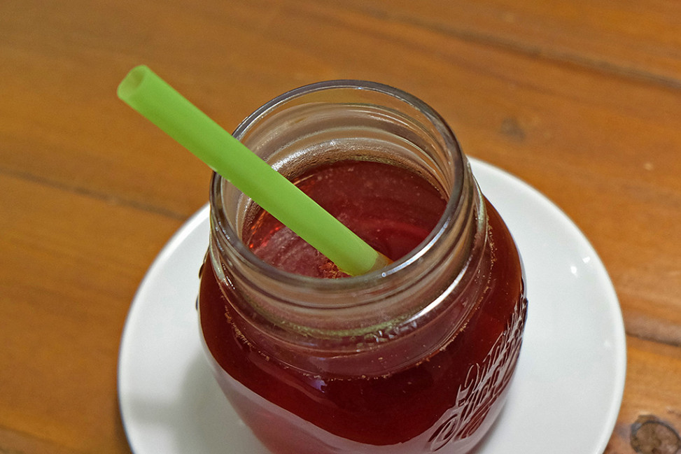 il sidro di mele cotogne da bere con la cannuccia