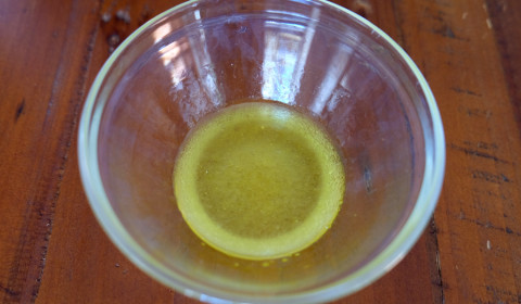 creare un'emulsione con gli ingredienti liquidi, miele, olio e martini