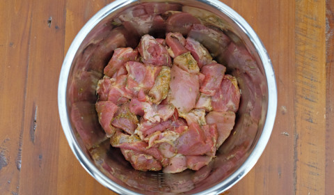 il maiale alle spezie pronto per cuocere nella Slow Cooker