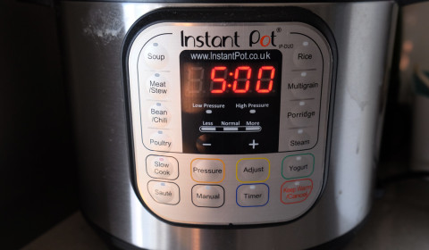 la Instant Pot impostata per cuocere 5 ore alla massima temperatura