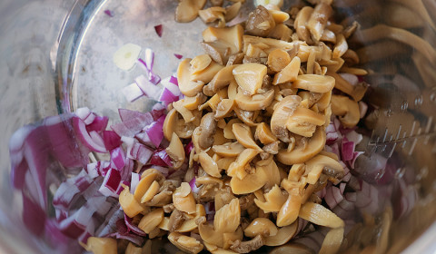 trito di cipolle e funghi champignon nella Slow Cooker