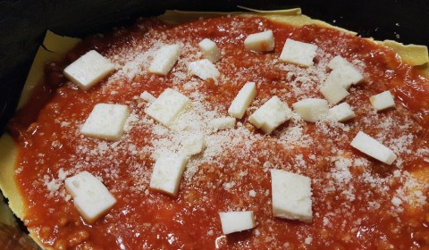 Comporre la lasagna mettendo nell’ordine: sfoglia – ragù – mozzarella – parmigiano – melanzane – ragù- mozzarella – parmigiano