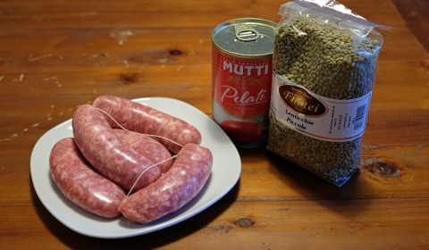 ingredienti per lenticchie e salsicce nella Slow Cooker