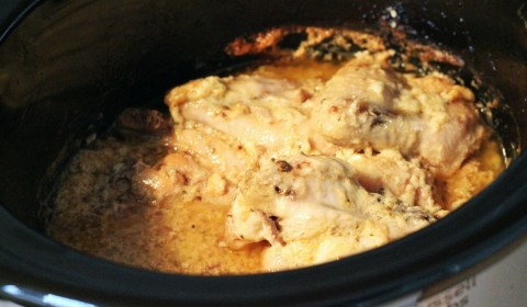 Cottura delle alette di pollo con aglio e parmigiano cotte nella Slow Cooker