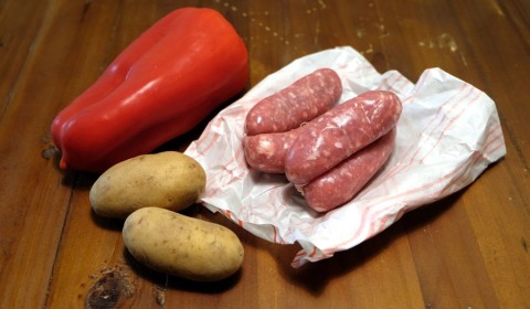 Ingredienti per salsiccia patate e peperoni Slow Cooker
