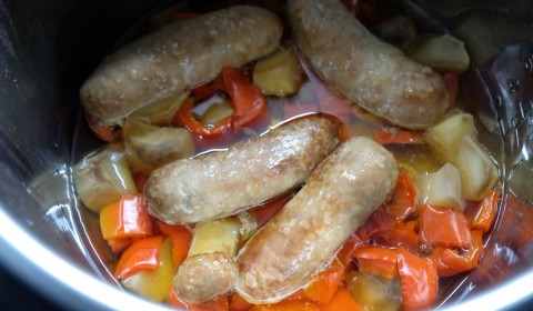 Salsiccia patate e peperoni cotti nella Slow Cooker
