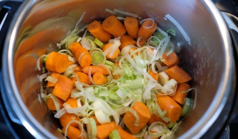 I porri e le carote sul fondo della Slow Cooker