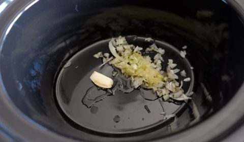 La base di aglio e cipolla sul fondo della Slow Cooker