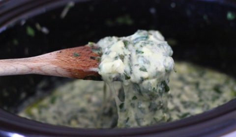 La crema di formaggio e spinaci a fine cottura nella Slow Cooker