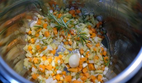 La base di cipollotto, carote, patata e sedano. sul fondo della Slow Cooker
