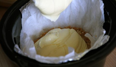 La crema del cheesecake versata nella pentola