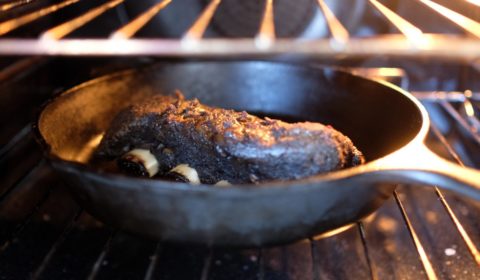 Le costolette di manzo in forno per formare una bella crosta croccante in superficie