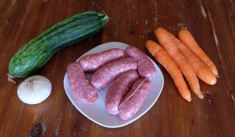 Ingredienti per ragù bianco di salsiccia e verdure